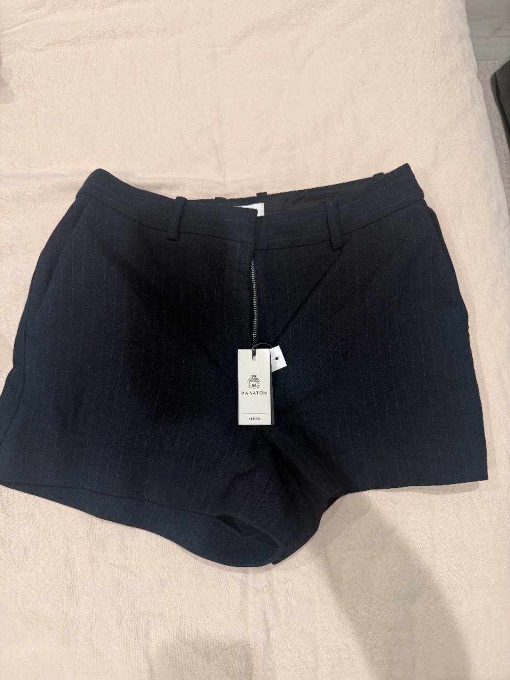 ARITZIA Agency 3” navy striped short (new with tags)
